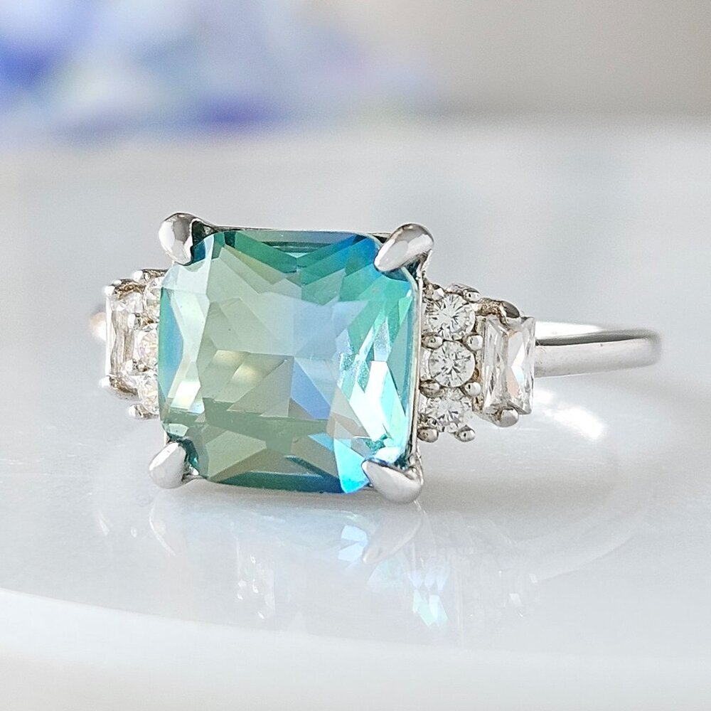 Stunning Silver Ring with Blue-Green Gemstone - Picture 3 of 6